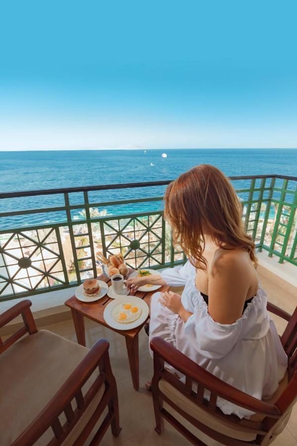 스텔라 디 마레 비치 호텔 앤드 스파 샤름 엘 셰이크 외부 사진 A woman on a balcony
