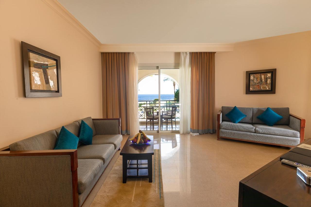스텔라 디 마레 비치 호텔 앤드 스파 샤름 엘 셰이크 외부 사진 A living room in a suite at the Hilton Sharm El Sheikh Resort