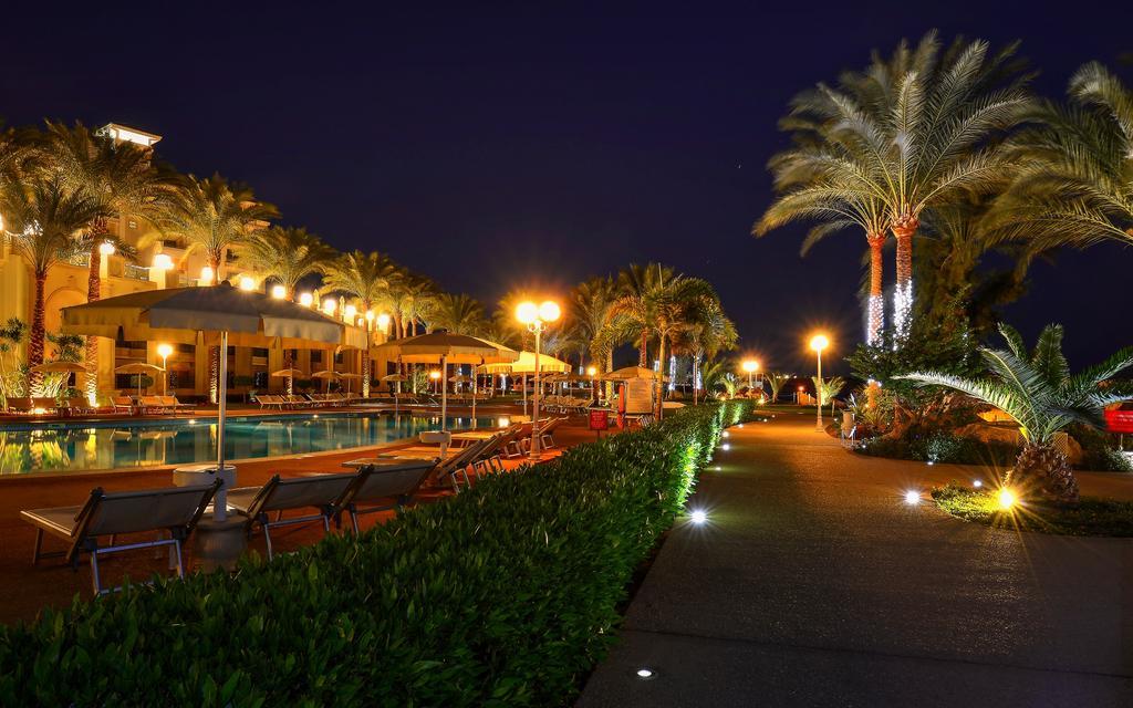 스텔라 디 마레 비치 호텔 앤드 스파 샤름 엘 셰이크 외부 사진 The resort at night