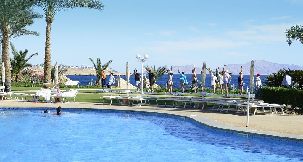 스텔라 디 마레 비치 호텔 앤드 스파 샤름 엘 셰이크 외부 사진 A group of tourists exercising at a resort in Egypt