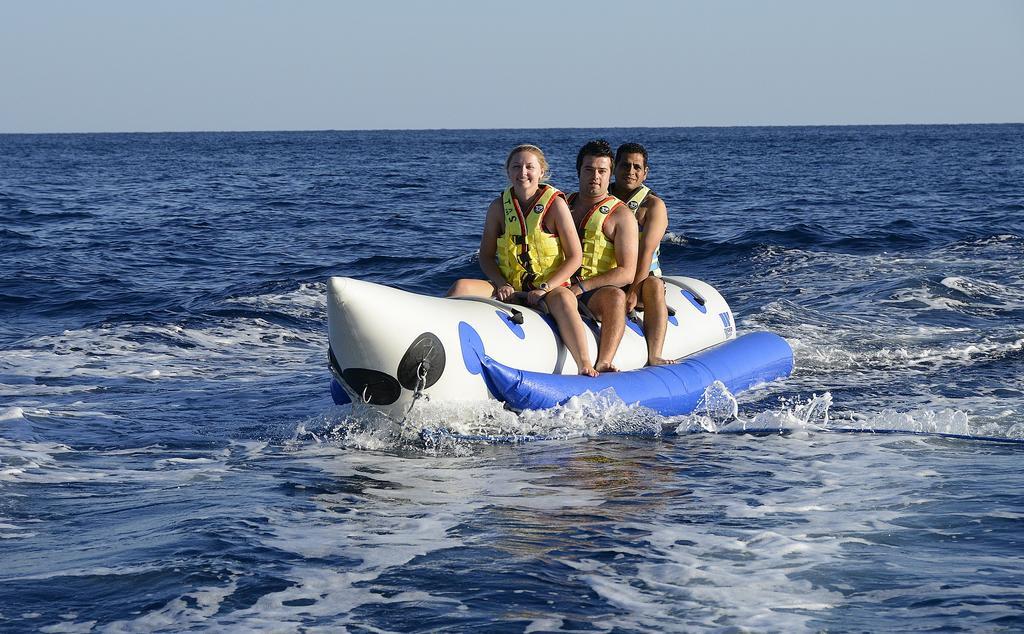 스텔라 디 마레 비치 호텔 앤드 스파 샤름 엘 셰이크 외부 사진 A banana boat