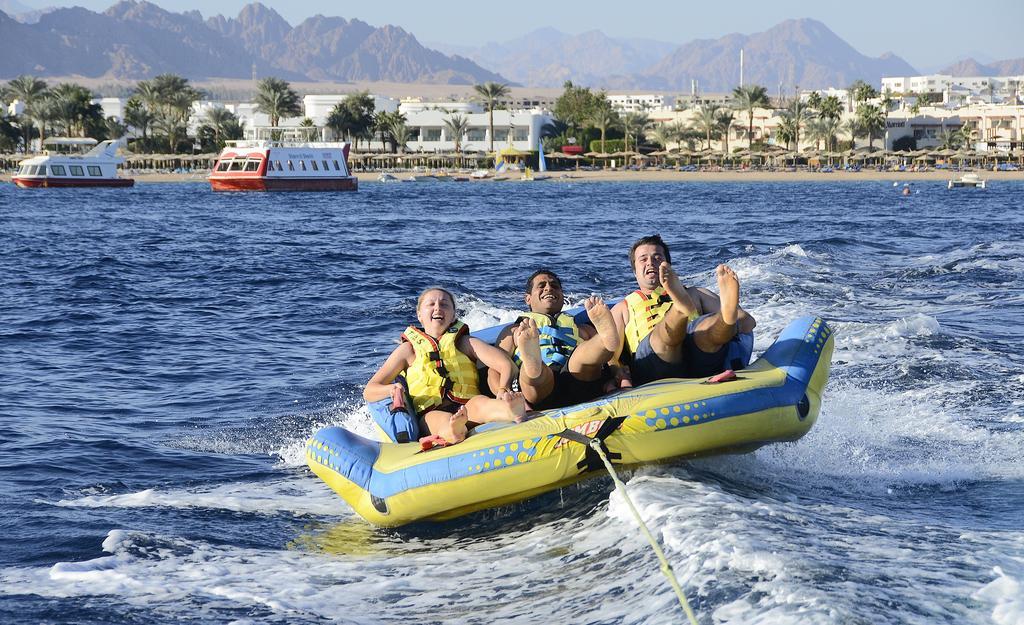 스텔라 디 마레 비치 호텔 앤드 스파 샤름 엘 셰이크 외부 사진 A group of people on a towable float