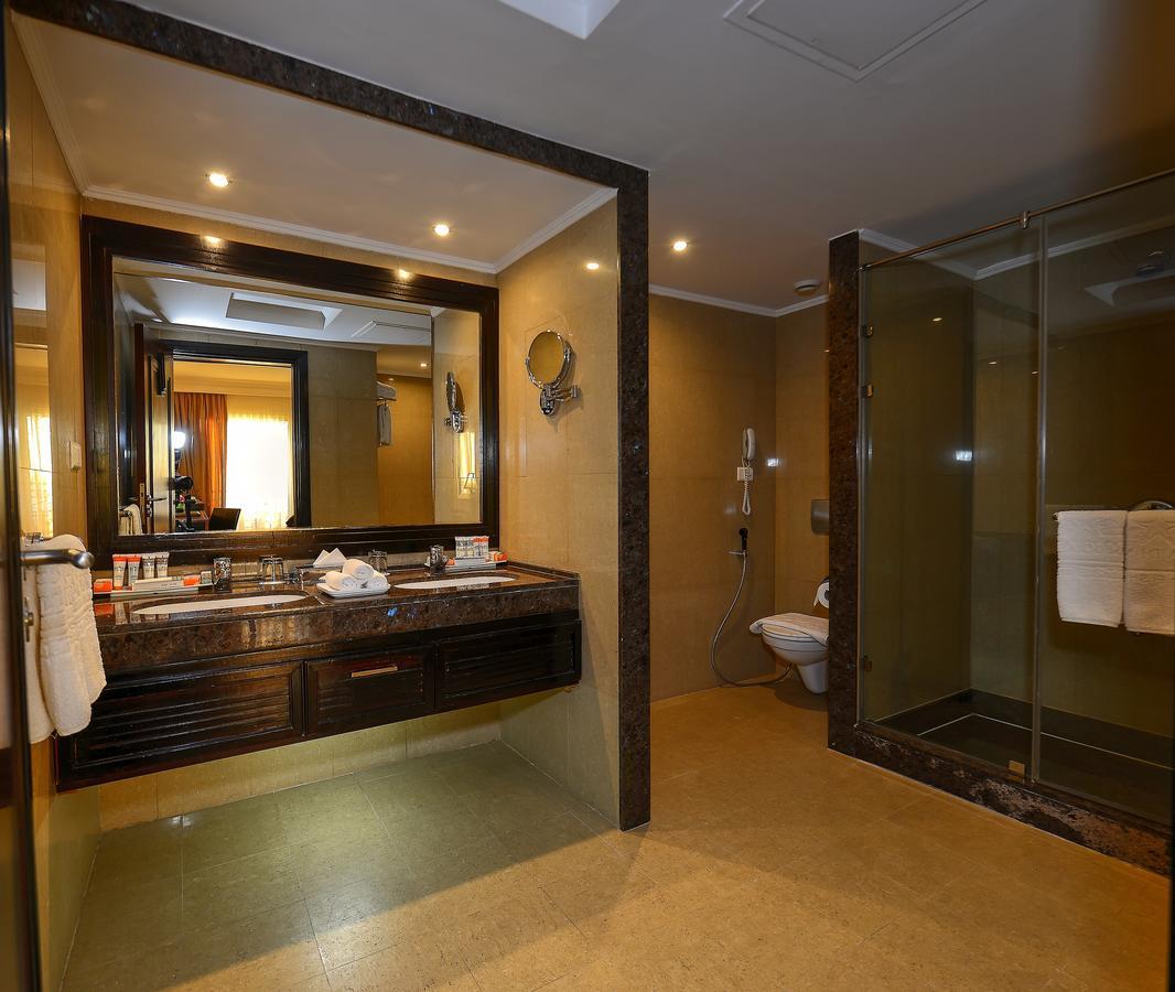 스텔라 디 마레 비치 호텔 앤드 스파 샤름 엘 셰이크 외부 사진 A bathroom in a hotel